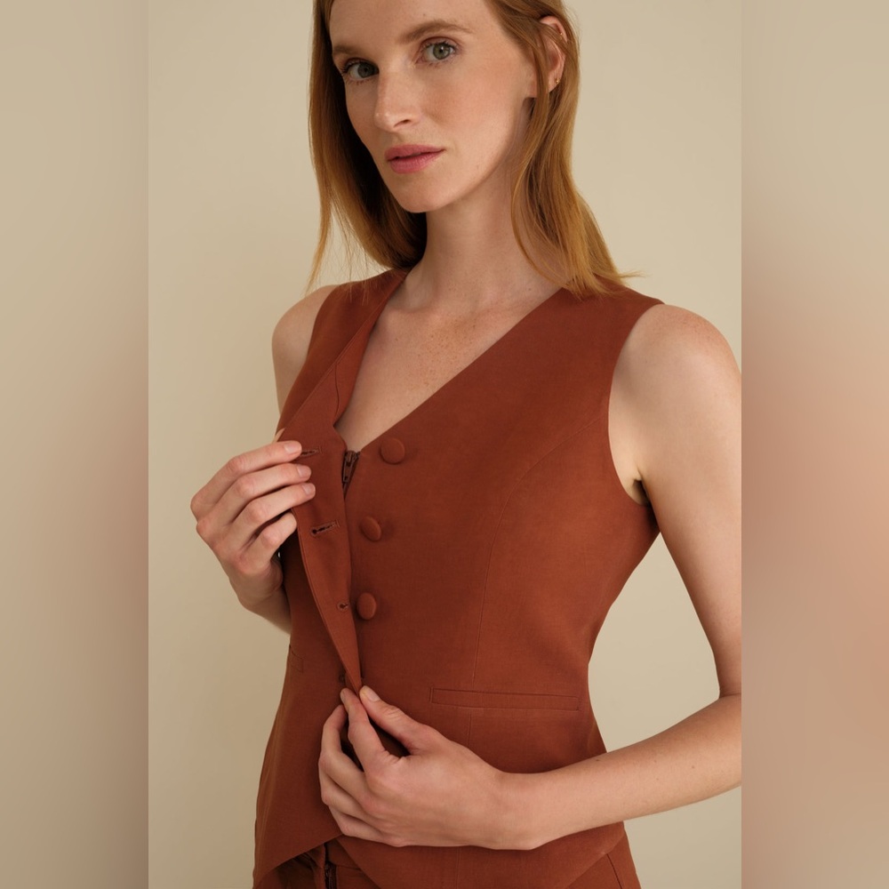 NWT Sophiegrace The No Gape Zora Linen Vest Cognac